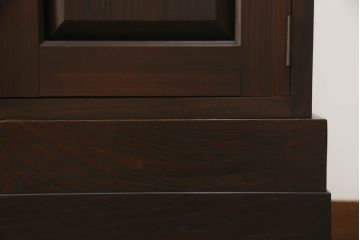 カウンターサイドボードをリペア&カスタム!両面から使用できるよう背面を加工。取り外し可能な台輪を新規製作。現状の色味をベースに1トーン落ち着いた色味に着色仕上げ。(カウンターテーブル、サイドキャビネット、収納棚、戸棚、引き出し、ヴィンテージ)