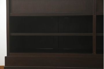 カウンターサイドボードをリペア&カスタム!両面から使用できるよう背面を加工。取り外し可能な台輪を新規製作。現状の色味をベースに1トーン落ち着いた色味に着色仕上げ。(カウンターテーブル、サイドキャビネット、収納棚、戸棚、引き出し、ヴィンテージ)