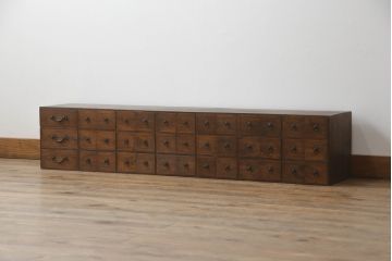 薬箪笥をリペア&カスタム!高品質リペアを施し、天板の墨書きは残したままに1トーン落ち着いた色味に着色仕上げ。(薬タンス、小間物箪笥、百目箪笥、引き出し、小物収納、店舗什器、ローチェスト、ドロワーチェスト)