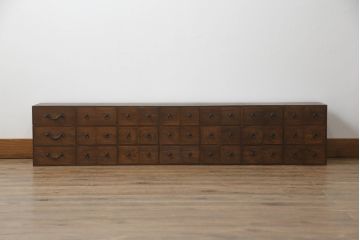 薬箪笥をリペア&カスタム!高品質リペアを施し、天板の墨書きは残したままに1トーン落ち着いた色味に着色仕上げ。(薬タンス、小間物箪笥、百目箪笥、引き出し、小物収納、店舗什器、ローチェスト、ドロワーチェスト)