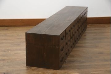 薬箪笥をリペア&カスタム!高品質リペアを施し、天板の墨書きは残したままに1トーン落ち着いた色味に着色仕上げ。(薬タンス、小間物箪笥、百目箪笥、引き出し、小物収納、店舗什器、ローチェスト、ドロワーチェスト)