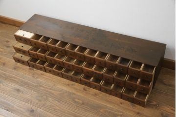 薬箪笥をリペア&カスタム!高品質リペアを施し、天板の墨書きは残したままに1トーン落ち着いた色味に着色仕上げ。(薬タンス、小間物箪笥、百目箪笥、引き出し、小物収納、店舗什器、ローチェスト、ドロワーチェスト)