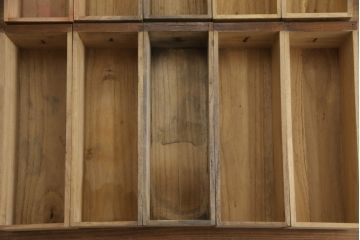 薬箪笥をリペア&カスタム!高品質リペアを施し、天板の墨書きは残したままに1トーン落ち着いた色味に着色仕上げ。(薬タンス、小間物箪笥、百目箪笥、引き出し、小物収納、店舗什器、ローチェスト、ドロワーチェスト)