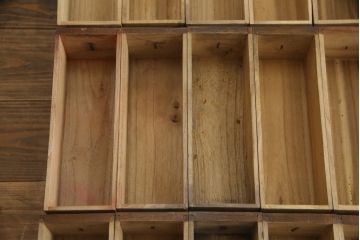 薬箪笥をリペア&カスタム!高品質リペアを施し、天板の墨書きは残したままに1トーン落ち着いた色味に着色仕上げ。(薬タンス、小間物箪笥、百目箪笥、引き出し、小物収納、店舗什器、ローチェスト、ドロワーチェスト)