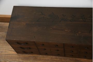 薬箪笥をリペア&カスタム!高品質リペアを施し、天板の墨書きは残したままに1トーン落ち着いた色味に着色仕上げ。(薬タンス、小間物箪笥、百目箪笥、引き出し、小物収納、店舗什器、ローチェスト、ドロワーチェスト)
