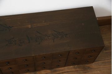 薬箪笥をリペア&カスタム!高品質リペアを施し、天板の墨書きは残したままに1トーン落ち着いた色味に着色仕上げ。(薬タンス、小間物箪笥、百目箪笥、引き出し、小物収納、店舗什器、ローチェスト、ドロワーチェスト)