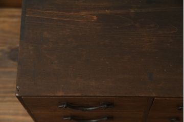 薬箪笥をリペア&カスタム!高品質リペアを施し、天板の墨書きは残したままに1トーン落ち着いた色味に着色仕上げ。(薬タンス、小間物箪笥、百目箪笥、引き出し、小物収納、店舗什器、ローチェスト、ドロワーチェスト)