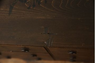 薬箪笥をリペア&カスタム!高品質リペアを施し、天板の墨書きは残したままに1トーン落ち着いた色味に着色仕上げ。(薬タンス、小間物箪笥、百目箪笥、引き出し、小物収納、店舗什器、ローチェスト、ドロワーチェスト)
