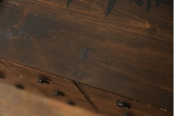 薬箪笥をリペア&カスタム!高品質リペアを施し、天板の墨書きは残したままに1トーン落ち着いた色味に着色仕上げ。(薬タンス、小間物箪笥、百目箪笥、引き出し、小物収納、店舗什器、ローチェスト、ドロワーチェスト)