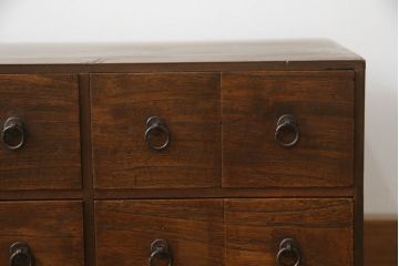 薬箪笥をリペア&カスタム!高品質リペアを施し、天板の墨書きは残したままに1トーン落ち着いた色味に着色仕上げ。(薬タンス、小間物箪笥、百目箪笥、引き出し、小物収納、店舗什器、ローチェスト、ドロワーチェスト)