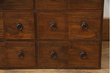 薬箪笥をリペア&カスタム!高品質リペアを施し、天板の墨書きは残したままに1トーン落ち着いた色味に着色仕上げ。(薬タンス、小間物箪笥、百目箪笥、引き出し、小物収納、店舗什器、ローチェスト、ドロワーチェスト)