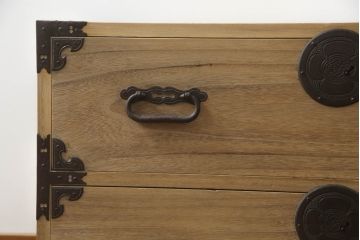 庄内箪笥のローボードの見た目を変えずに綺麗にリペア!クリアワックスで木地色仕上げ。(総桐箪笥、総桐たんす、収納タンス、時代箪笥、引き出し、テレビ台、テレビボード、ローチェスト)