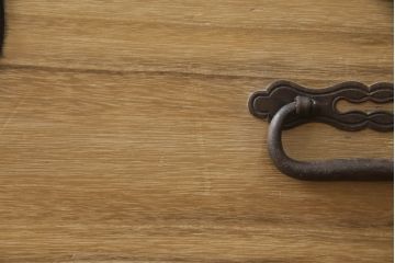 庄内箪笥のローボードの見た目を変えずに綺麗にリペア!クリアワックスで木地色仕上げ。(総桐箪笥、総桐たんす、収納タンス、時代箪笥、引き出し、テレビ台、テレビボード、ローチェスト)