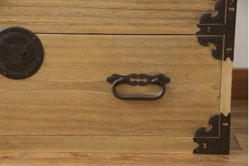 庄内箪笥のローボードの見た目を変えずに綺麗にリペア!クリアワックスで木地色仕上げ。(総桐箪笥、総桐たんす、収納タンス、時代箪笥、引き出し、テレビ台、テレビボード、ローチェスト)