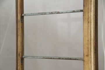 昭和中期のガラスケースの見た目を変えずに綺麗にリペア!破損したガラスを交換し、底板は新材に張替え。(ショーケース、陳列棚、店舗什器)