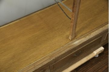 昭和中期のガラスケースの見た目を変えずに綺麗にリペア!破損したガラスを交換し、底板は新材に張替え。(ショーケース、陳列棚、店舗什器)
