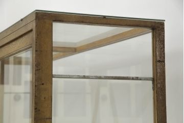 昭和中期のガラスケースの見た目を変えずに綺麗にリペア!破損したガラスを交換し、底板は新材に張替え。(ショーケース、陳列棚、店舗什器)