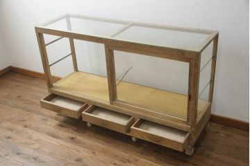 昭和中期のガラスケースの見た目を変えずに綺麗にリペア!破損したガラスを交換し、底板は新材に張替え。(ショーケース、陳列棚、店舗什器)