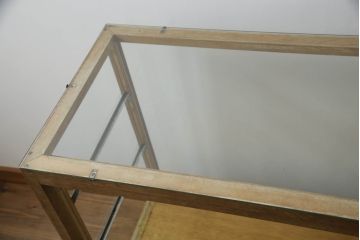 昭和中期のガラスケースの見た目を変えずに綺麗にリペア!破損したガラスを交換し、底板は新材に張替え。(ショーケース、陳列棚、店舗什器)
