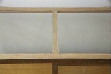 昭和中期のガラスケースの見た目を変えずに綺麗にリペア!破損したガラスを交換し、底板は新材に張替え。(ショーケース、陳列棚、店舗什器)