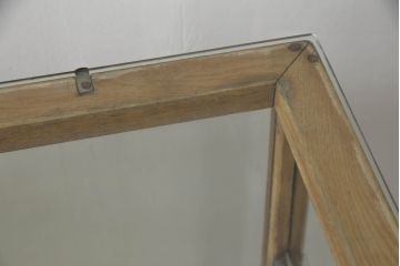 昭和中期のガラスケースの見た目を変えずに綺麗にリペア!破損したガラスを交換し、底板は新材に張替え。(ショーケース、陳列棚、店舗什器)