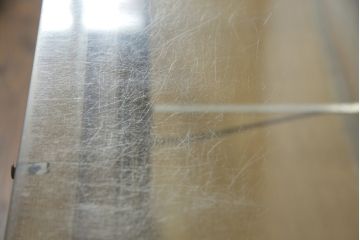 昭和中期のガラスケースの見た目を変えずに綺麗にリペア!破損したガラスを交換し、底板は新材に張替え。(ショーケース、陳列棚、店舗什器)