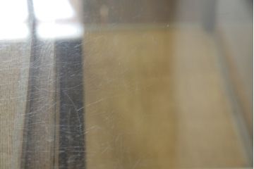昭和中期のガラスケースの見た目を変えずに綺麗にリペア!破損したガラスを交換し、底板は新材に張替え。(ショーケース、陳列棚、店舗什器)