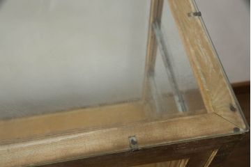 昭和中期のガラスケースの見た目を変えずに綺麗にリペア!破損したガラスを交換し、底板は新材に張替え。(ショーケース、陳列棚、店舗什器)