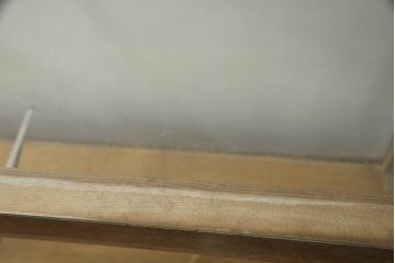 昭和中期のガラスケースの見た目を変えずに綺麗にリペア!破損したガラスを交換し、底板は新材に張替え。(ショーケース、陳列棚、店舗什器)