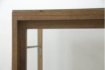 昭和中期のガラスケースの見た目を変えずに綺麗にリペア!破損したガラスを交換し、底板は新材に張替え。(ショーケース、陳列棚、店舗什器)