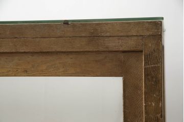 昭和中期のガラスケースの見た目を変えずに綺麗にリペア!破損したガラスを交換し、底板は新材に張替え。(ショーケース、陳列棚、店舗什器)
