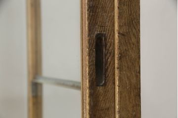 昭和中期のガラスケースの見た目を変えずに綺麗にリペア!破損したガラスを交換し、底板は新材に張替え。(ショーケース、陳列棚、店舗什器)