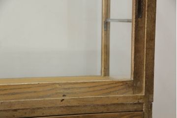 昭和中期のガラスケースの見た目を変えずに綺麗にリペア!破損したガラスを交換し、底板は新材に張替え。(ショーケース、陳列棚、店舗什器)