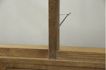 昭和中期のガラスケースの見た目を変えずに綺麗にリペア!破損したガラスを交換し、底板は新材に張替え。(ショーケース、陳列棚、店舗什器)