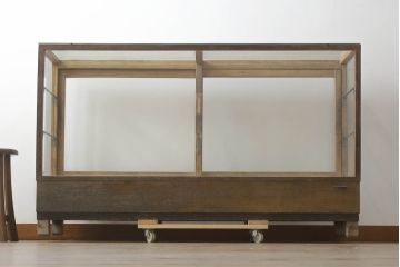 昭和中期のガラスケースの見た目を変えずに綺麗にリペア!破損したガラスを交換し、底板は新材に張替え。(ショーケース、陳列棚、店舗什器)