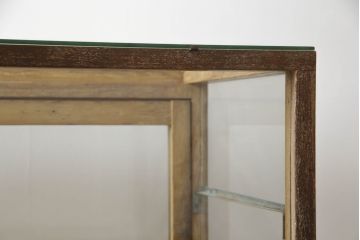 昭和中期のガラスケースの見た目を変えずに綺麗にリペア!破損したガラスを交換し、底板は新材に張替え。(ショーケース、陳列棚、店舗什器)