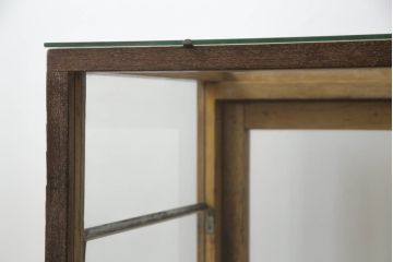 昭和中期のガラスケースの見た目を変えずに綺麗にリペア!破損したガラスを交換し、底板は新材に張替え。(ショーケース、陳列棚、店舗什器)