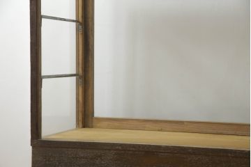 昭和中期のガラスケースの見た目を変えずに綺麗にリペア!破損したガラスを交換し、底板は新材に張替え。(ショーケース、陳列棚、店舗什器)