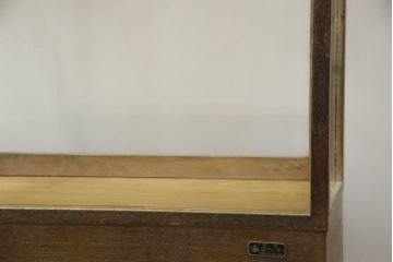 昭和中期のガラスケースの見た目を変えずに綺麗にリペア!破損したガラスを交換し、底板は新材に張替え。(ショーケース、陳列棚、店舗什器)