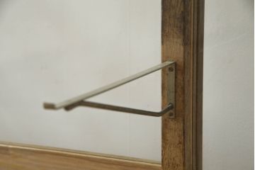 昭和中期のガラスケースの見た目を変えずに綺麗にリペア!破損したガラスを交換し、底板は新材に張替え。(ショーケース、陳列棚、店舗什器)