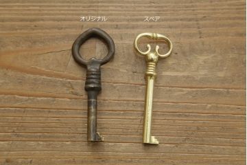 縦型ガラスケースをリペア&カスタム!マグネットキャッチを取り付け、スペアキーを製作。(ショーケース、飾り棚、陳列棚、ガラスキャビネット、店舗什器)