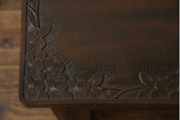 軽井沢彫りの平机をリペア&カスタム!脚をカットし高さをリサイズ。1トーン落ち着いた色味に着色仕上げ。(コンソールテーブル、ワークデスク、ローテーブル、座卓、在宅用、在宅ワーク用、作業台)