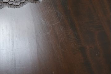軽井沢彫りの平机をリペア&カスタム!脚をカットし高さをリサイズ。1トーン落ち着いた色味に着色仕上げ。(コンソールテーブル、ワークデスク、ローテーブル、座卓、在宅用、在宅ワーク用、作業台)