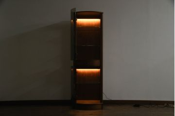 縦型キャビネットの見た目を変えずに綺麗にリペア!ガラスの棚板を新品に交換し、照明をLEDに変更。(キュリオケース、ガラスケース、ショーケース、飾り棚、陳列棚、収納棚、戸棚、店舗什器、ビンテージ、ヴィンテージ、北欧)