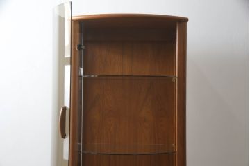縦型キャビネットの見た目を変えずに綺麗にリペア!ガラスの棚板を新品に交換し、照明をLEDに変更。(キュリオケース、ガラスケース、ショーケース、飾り棚、陳列棚、収納棚、戸棚、店舗什器、ビンテージ、ヴィンテージ、北欧)