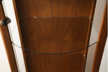 縦型キャビネットの見た目を変えずに綺麗にリペア!ガラスの棚板を新品に交換し、照明をLEDに変更。(キュリオケース、ガラスケース、ショーケース、飾り棚、陳列棚、収納棚、戸棚、店舗什器、ビンテージ、ヴィンテージ、北欧)
