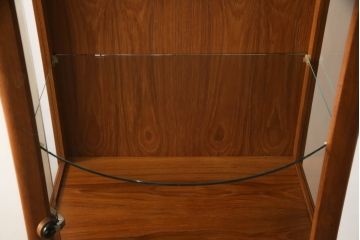 縦型キャビネットの見た目を変えずに綺麗にリペア!ガラスの棚板を新品に交換し、照明をLEDに変更。(キュリオケース、ガラスケース、ショーケース、飾り棚、陳列棚、収納棚、戸棚、店舗什器、ビンテージ、ヴィンテージ、北欧)
