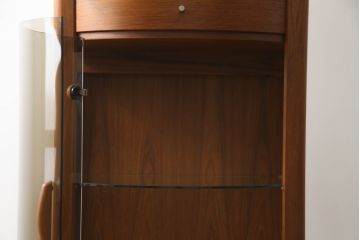 縦型キャビネットの見た目を変えずに綺麗にリペア!ガラスの棚板を新品に交換し、照明をLEDに変更。(キュリオケース、ガラスケース、ショーケース、飾り棚、陳列棚、収納棚、戸棚、店舗什器、ビンテージ、ヴィンテージ、北欧)
