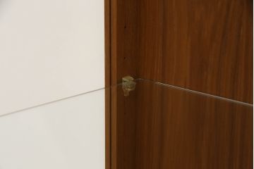 縦型キャビネットの見た目を変えずに綺麗にリペア!ガラスの棚板を新品に交換し、照明をLEDに変更。(キュリオケース、ガラスケース、ショーケース、飾り棚、陳列棚、収納棚、戸棚、店舗什器、ビンテージ、ヴィンテージ、北欧)