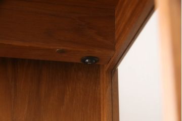 縦型キャビネットの見た目を変えずに綺麗にリペア!ガラスの棚板を新品に交換し、照明をLEDに変更。(キュリオケース、ガラスケース、ショーケース、飾り棚、陳列棚、収納棚、戸棚、店舗什器、ビンテージ、ヴィンテージ、北欧)